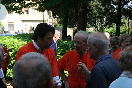 matteo renzi a volontari in festa